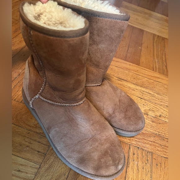 UGG Women’s Classic Short II Boots - Picture 2 of 9